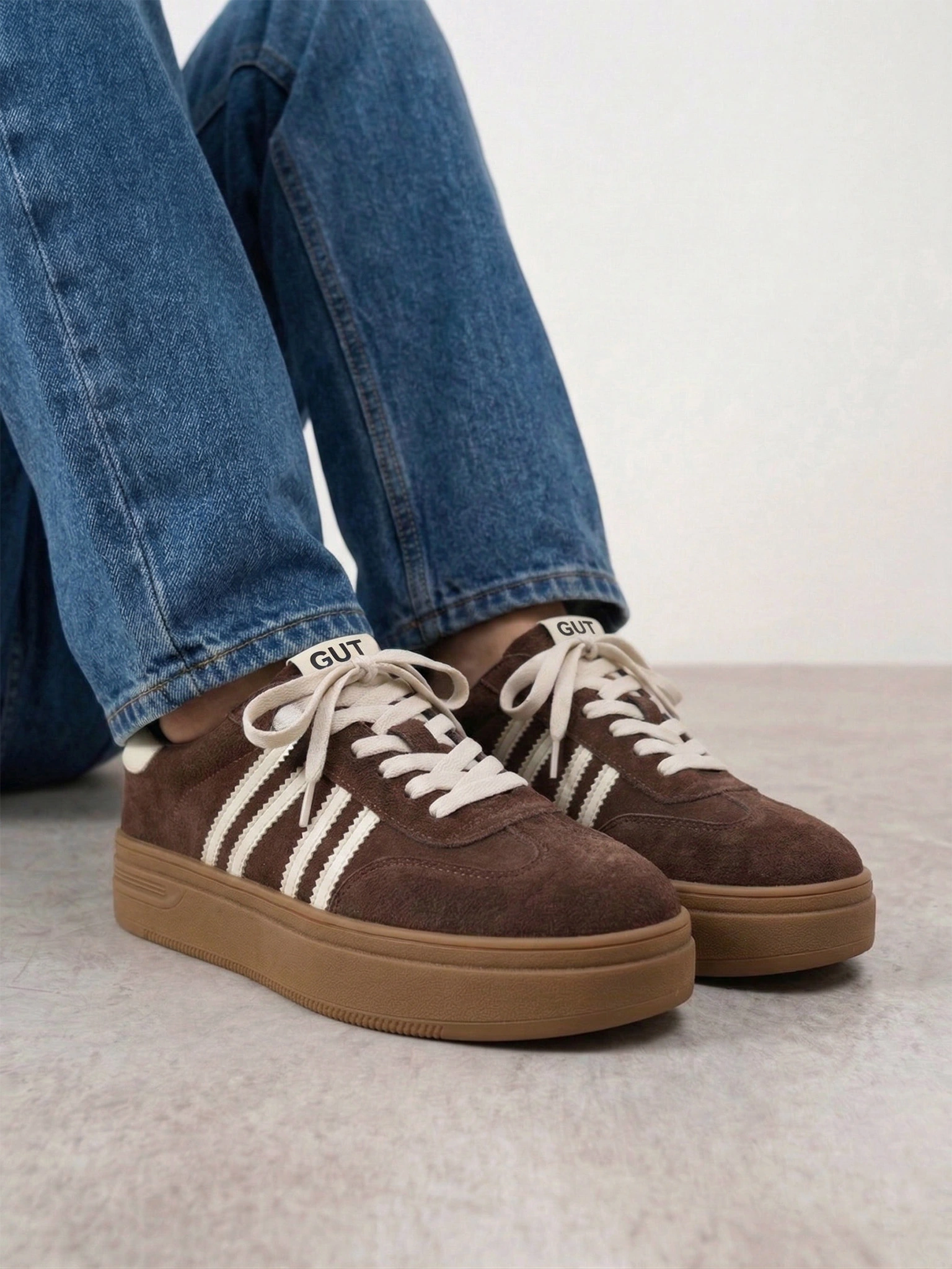 Кеды темно-коричневого цвета из натуральной замши на средней платформе